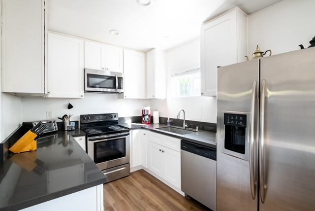 Charming Two Bedroom cottage - Photo 3