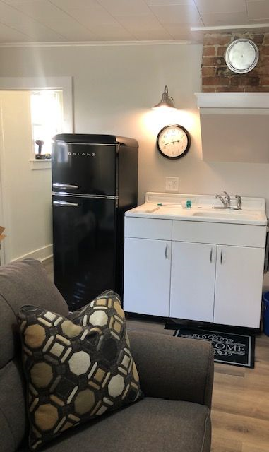 Newly renovated 1 bedroom Apartment Close to downtown Hospital - Photo 1