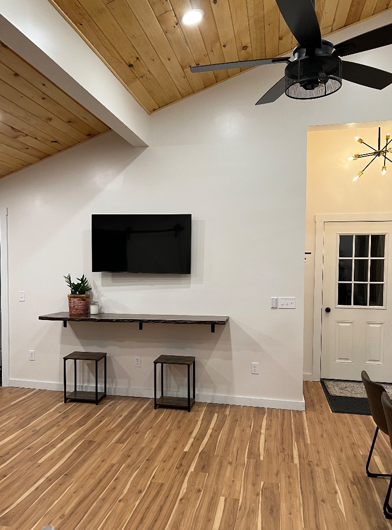 One Bedroom Farmhouse Apartment - Photo 10
