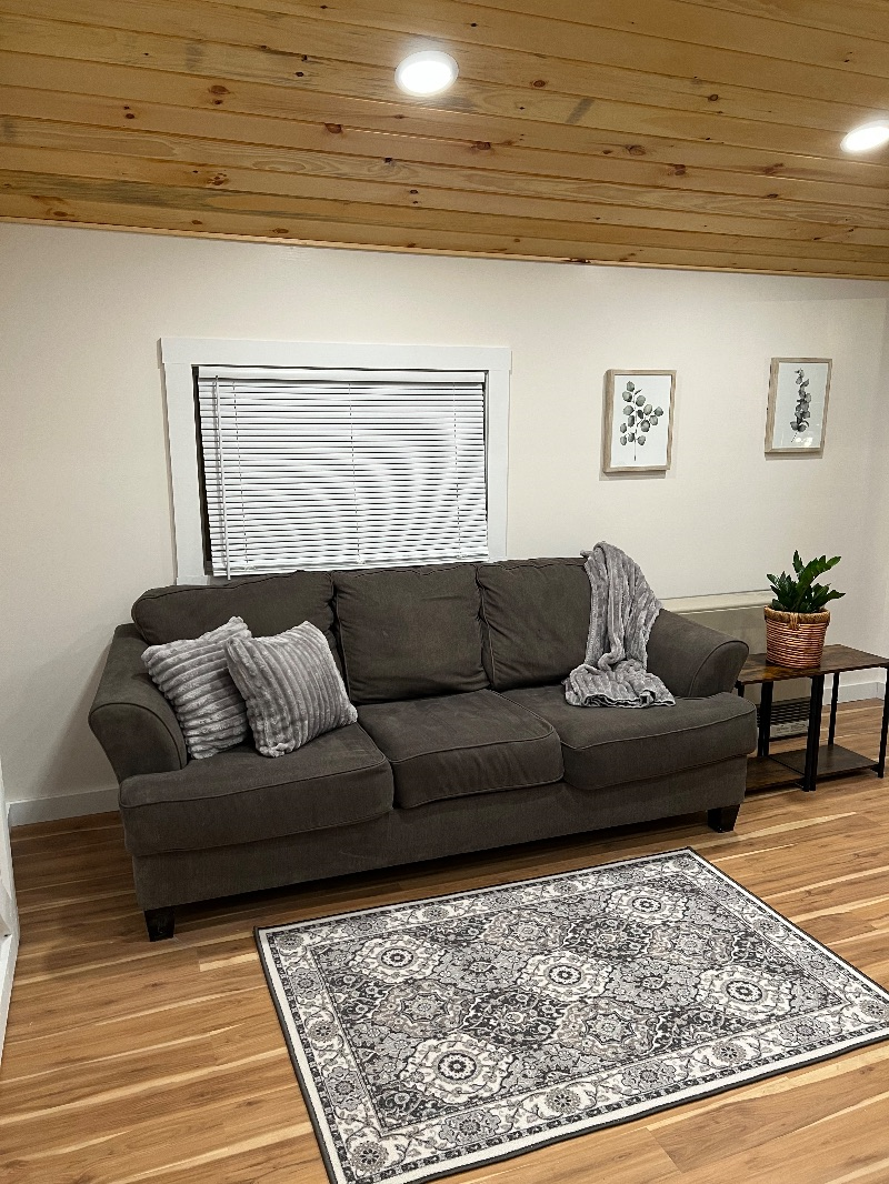 One Bedroom Farmhouse Apartment - Photo 9