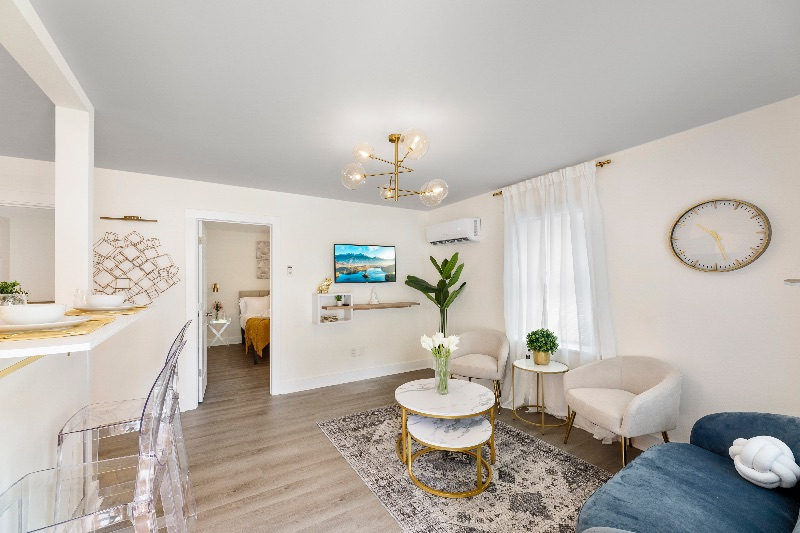 Cozy Art Deco Inspired Bungalow Close to...