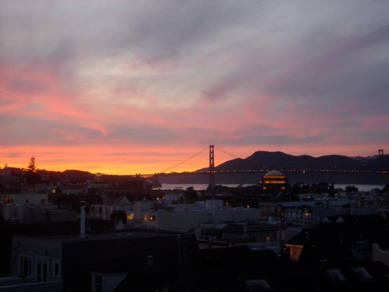 Gorgeous Views of Golden Gate Bridge from this top floor 2 bed/1 bath - Photo 2