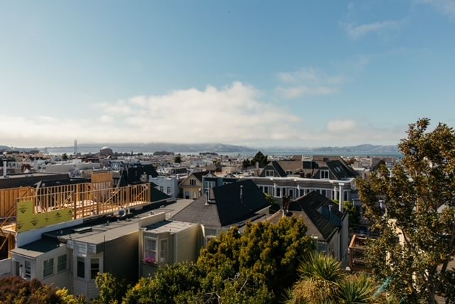 Gorgeous Views of Golden Gate Bridge from this top floor 2 bed/1 bath - Photo 3