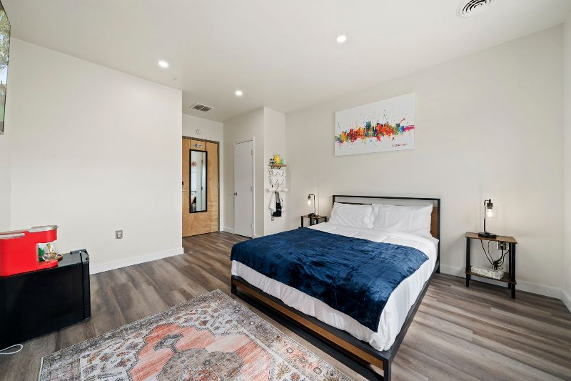 One-bed-private bathroom- No Kitchen or Stove