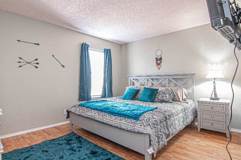 Cozy Midland Condo 2 bedroom SW King