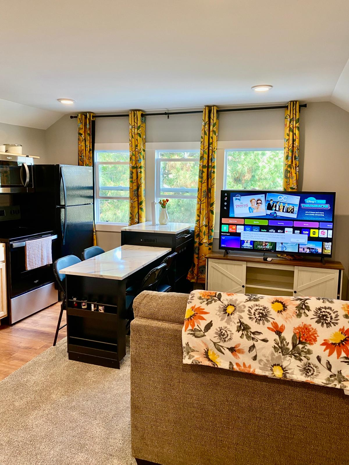 Renovated 1BR Apartments, close to UNMC, Creighton, and Midtown Omaha - Photo 9