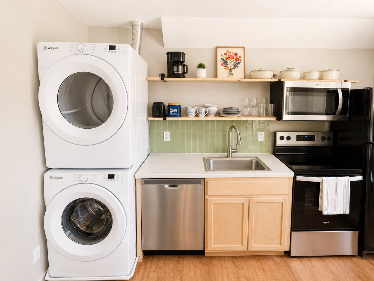 Renovated 1BR Apartments, close to UNMC, Creighton, and Midtown Omaha