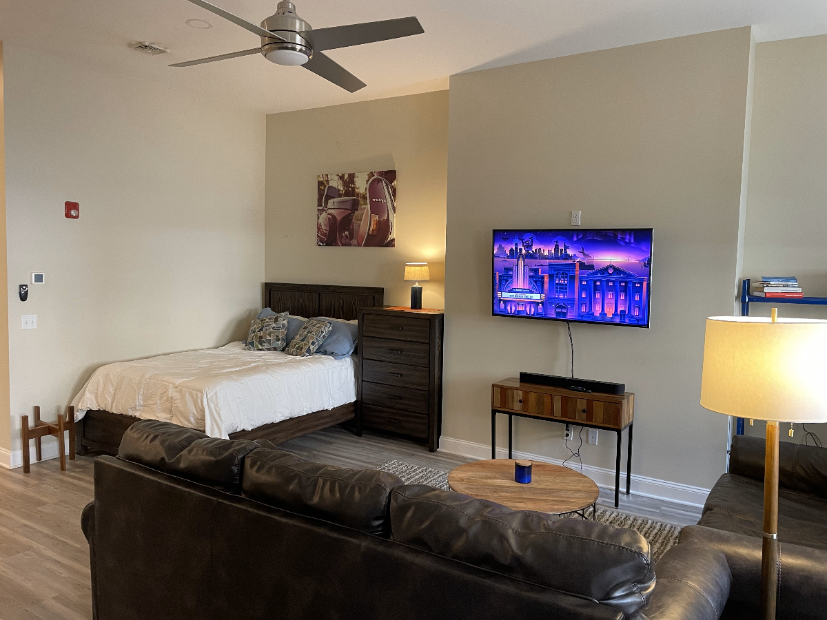 Beautiful large studio apartment with outside patio in Dowtown Albany. - Photo 3