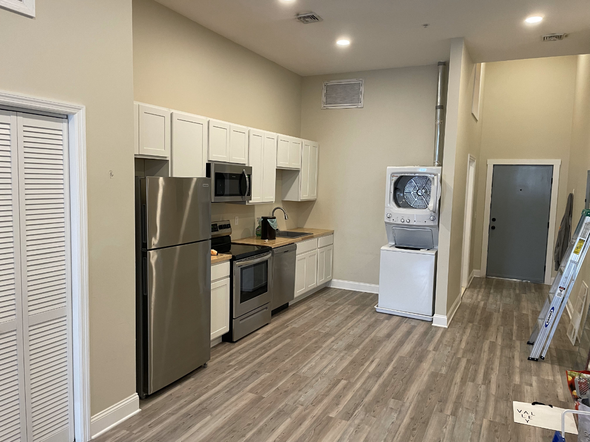 Beautiful large studio apartment with outside patio in Dowtown Albany. - Photo 4