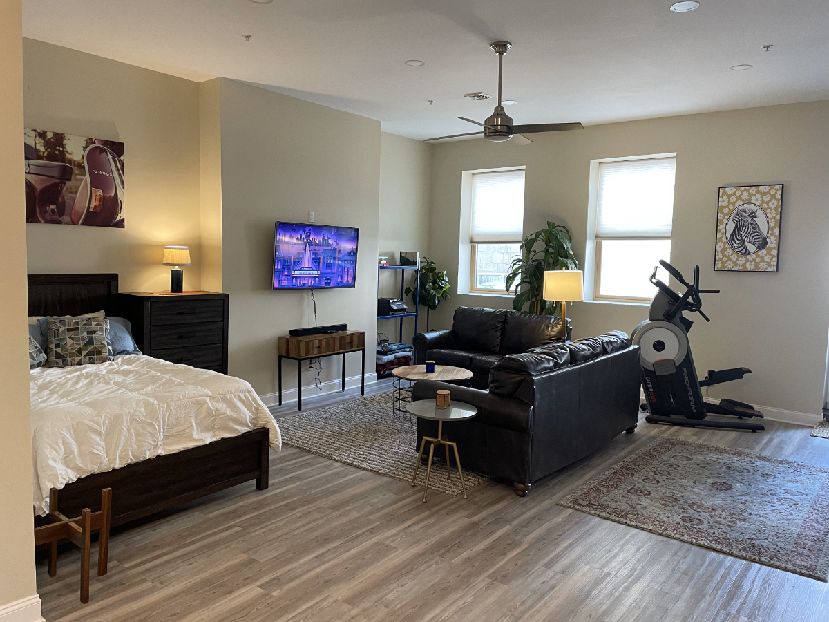 Beautiful large studio apartment with outside patio in Dowtown Albany. - Photo 1