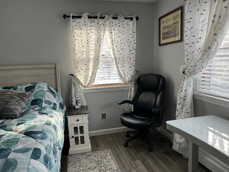 Furnished bedroom with shared bathroom TV Wi-Fi - Photo 9