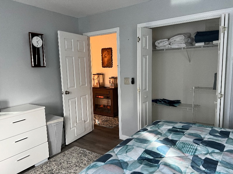 Furnished bedroom with shared bathroom TV Wi-Fi - Photo 10