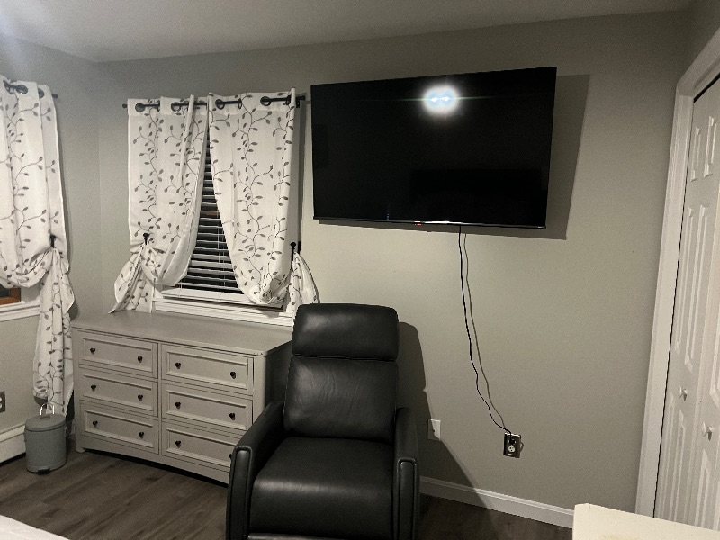 Furnished bedroom with shared bathroom TV Wi-Fi - Photo 12