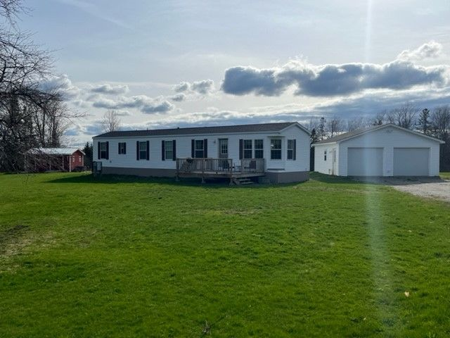 Quiet Country property located on 5 acres w/ detached 2 car garage - Photo 1
