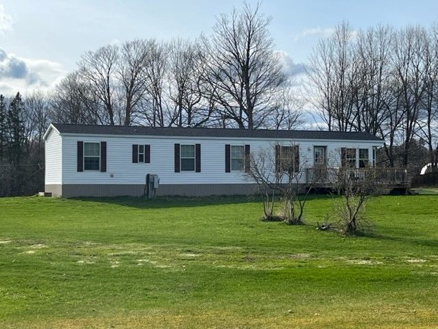 Quiet Country property located on 5 acres w/ detached 2 car garage - Photo 2