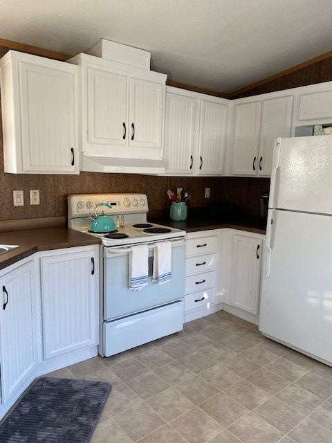 Quiet Country property located on 5 acres w/ detached 2 car garage - Photo 3