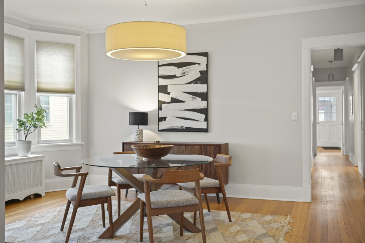 Quiet pet friendly 2 bedroom apartment with off street parking close to hospitals - Photo 1