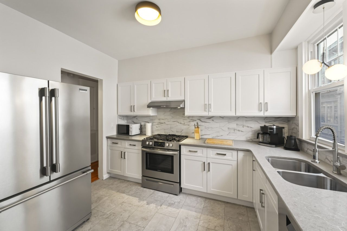 Quiet pet friendly 2 bedroom apartment with off street parking close to hospitals - Photo 3