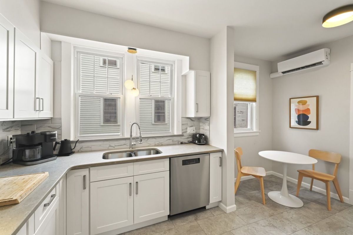 Quiet pet friendly 2 bedroom apartment with off street parking close to hospitals - Photo 4