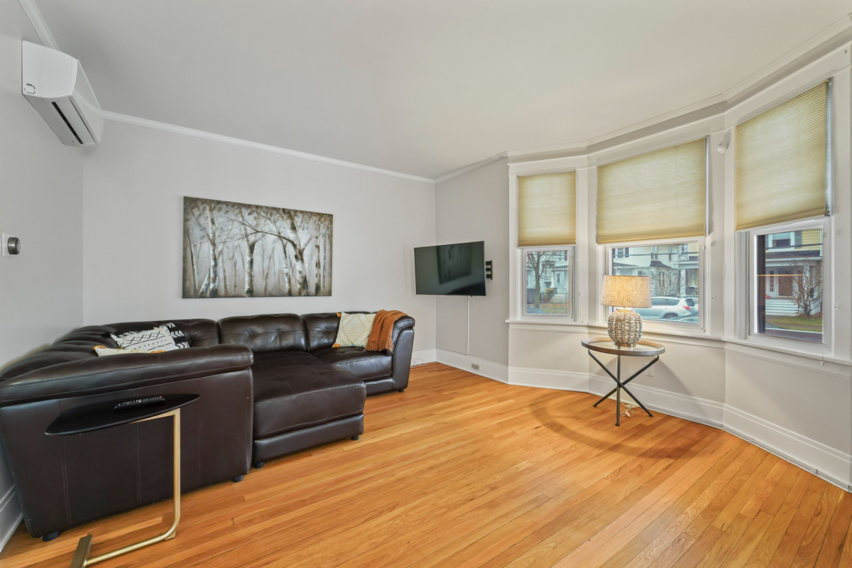 Quiet pet friendly 2 bedroom apartment with off street parking close to hospitals - Photo 7