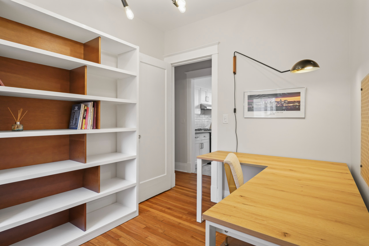 Quiet pet friendly 2 bedroom apartment with off street parking close to hospitals - Photo 12