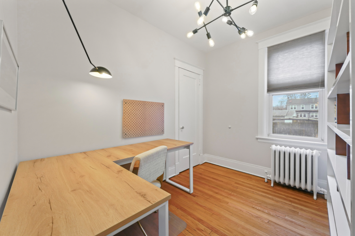 Quiet pet friendly 2 bedroom apartment with off street parking close to hospitals - Photo 11