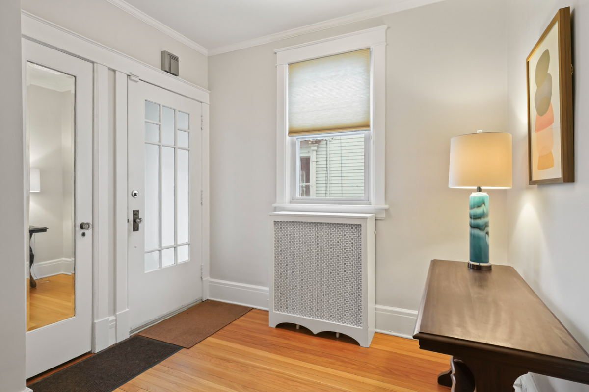 Quiet pet friendly 2 bedroom apartment with off street parking close to hospitals - Photo 10