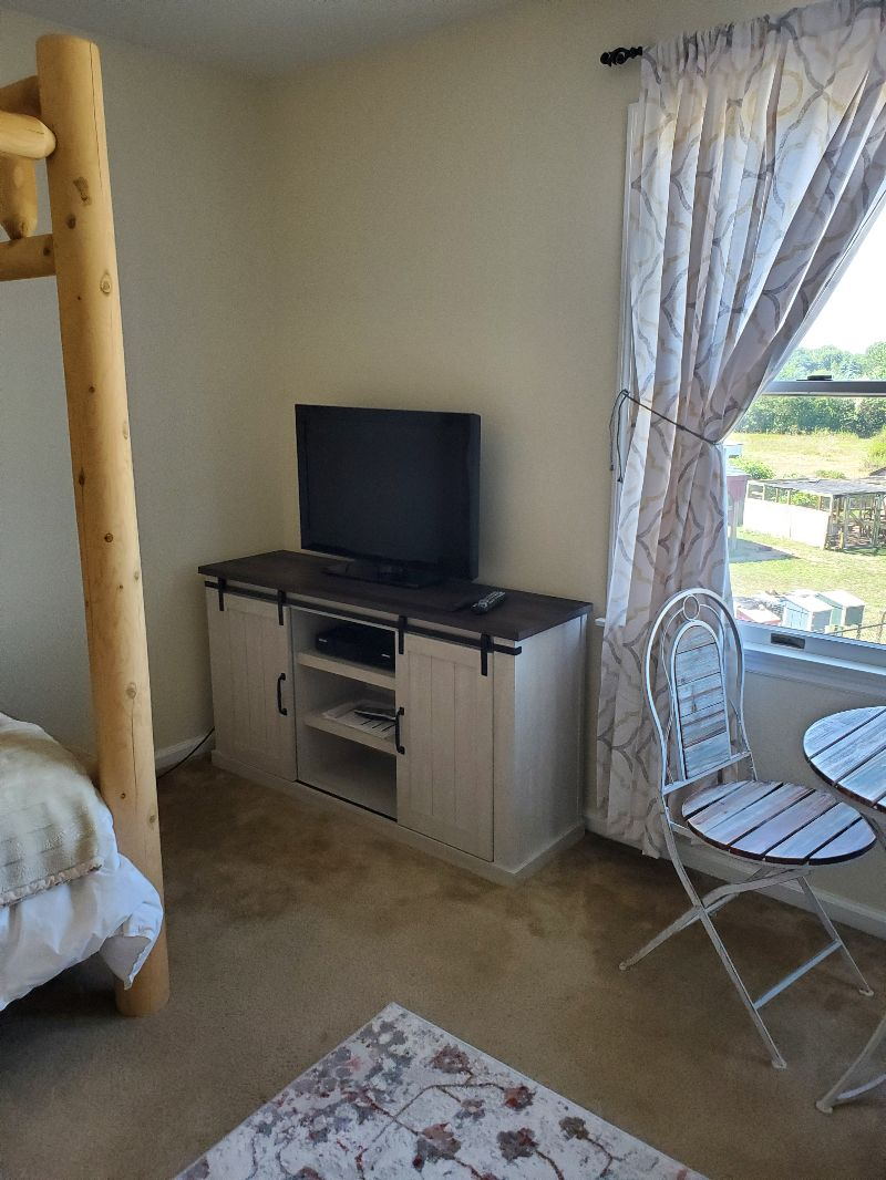 large, quiet room rental in the heart of the east end of Long Island - Photo 10
