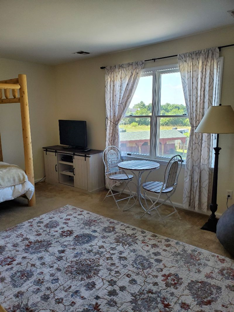 large, quiet room rental in the heart of the east end of Long Island - Photo 7