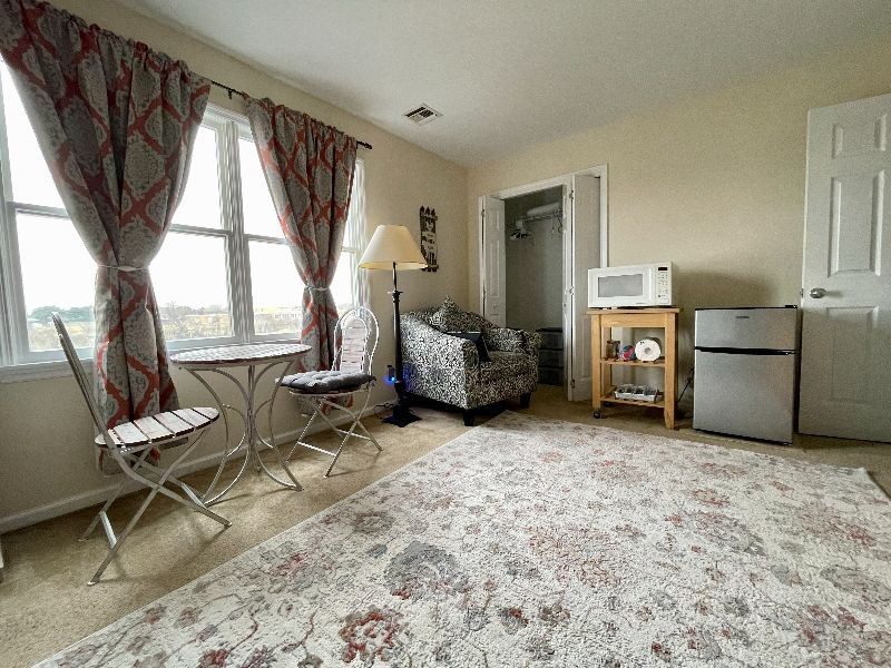 large, quiet room rental in the heart of the east end of Long Island - Photo 3