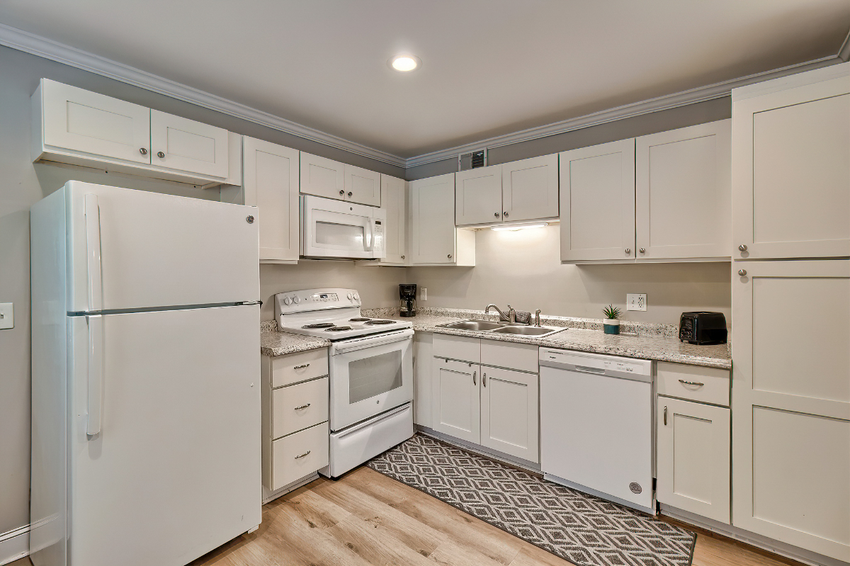Private Entrance & Driveway  Furnished 1BR Near USC & 5 Points (all utilities included) - Photo 9