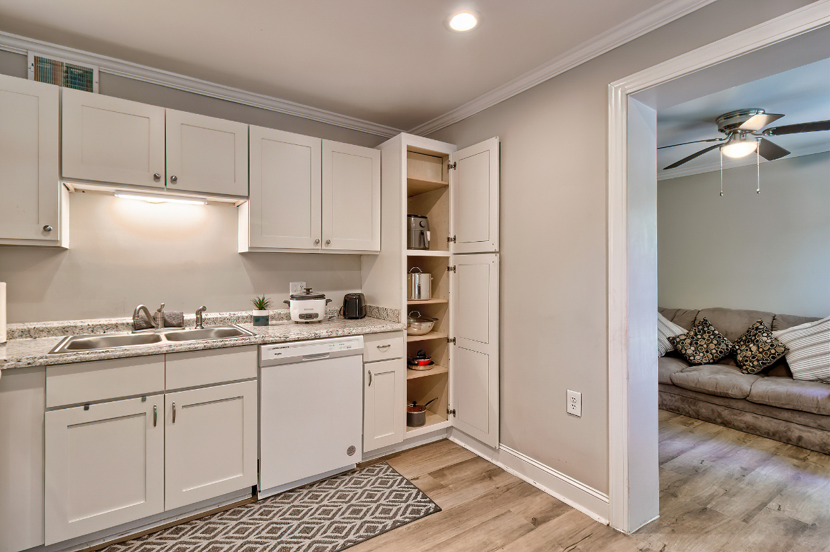 Private Entrance & Driveway  Furnished 1BR Near USC & 5 Points (all utilities included) - Photo 10
