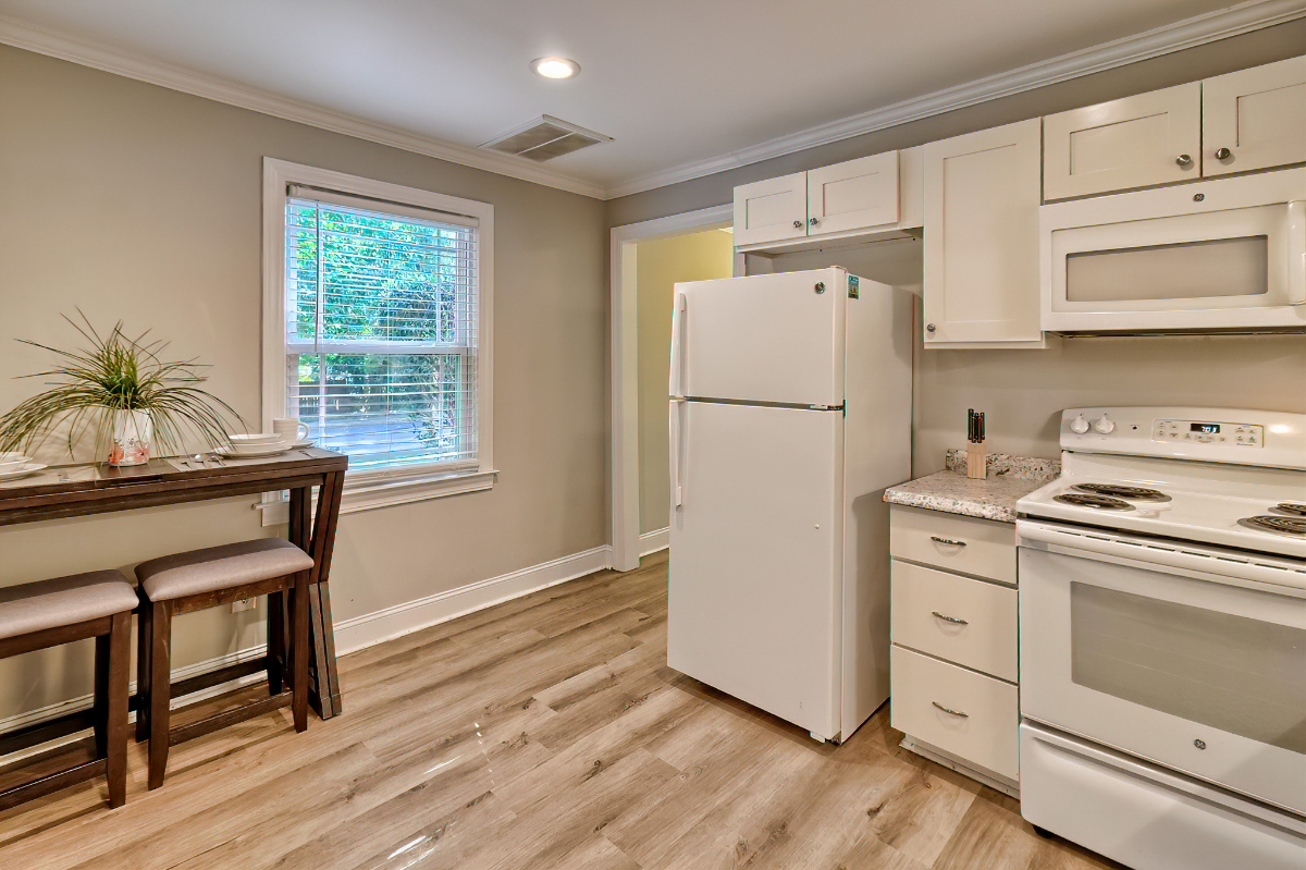 Private Entrance & Driveway  Furnished 1BR Near USC & 5 Points (all utilities included) - Photo 11