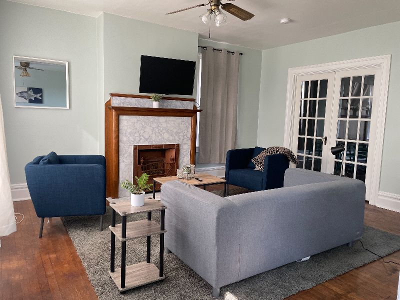 3Bed/1 Bath - 2 Stories Apartment in Crafton (2nd floor)