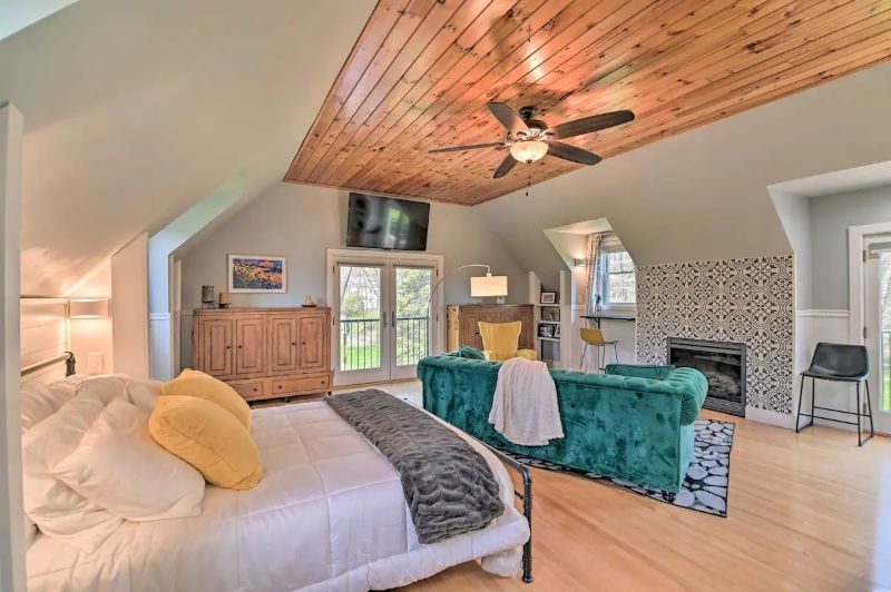Stylish Loft  1.5 miles to Saratoga Hospital - Photo 2
