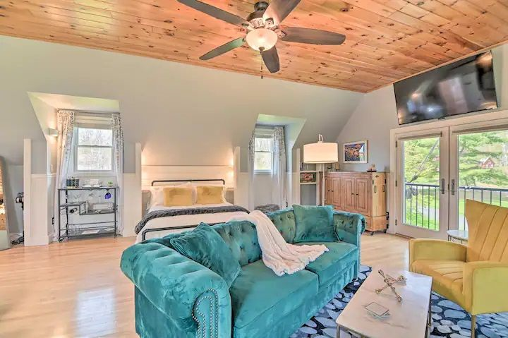 Stylish Loft  1.5 miles to Saratoga Hospital - Photo 5