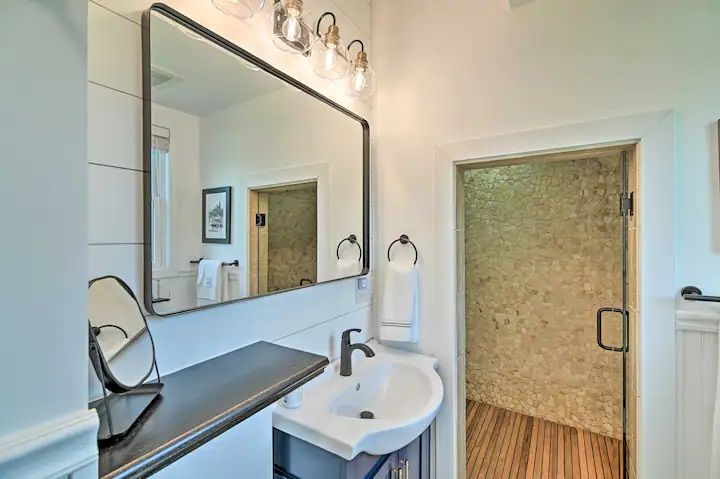 Stylish Loft  1.5 miles to Saratoga Hospital - Photo 12