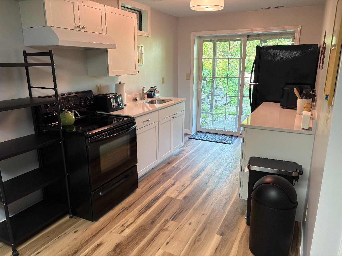 Private Apartment in quiet setting - Photo 6