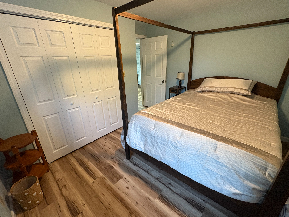 Private Apartment in quiet setting - Photo 9