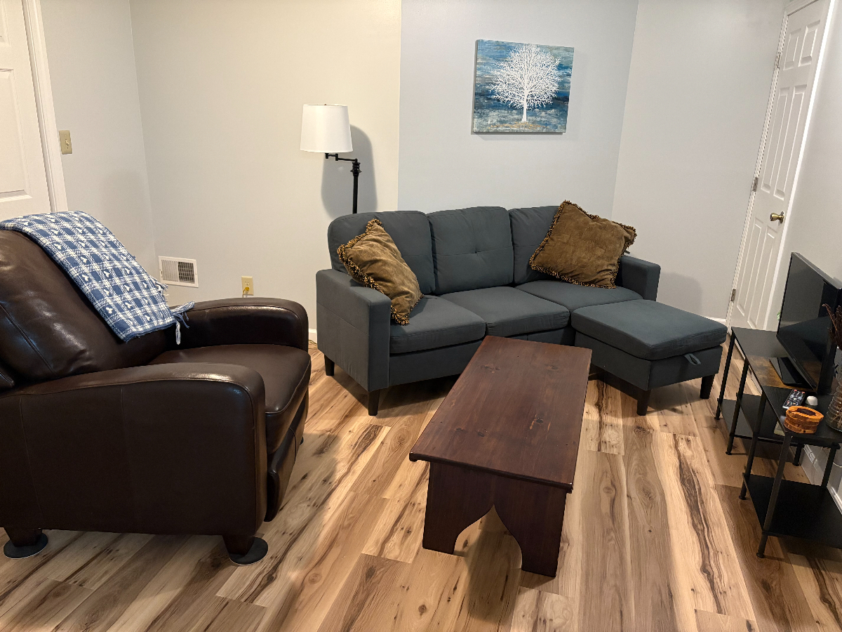 Private Apartment in quiet setting - Photo 10