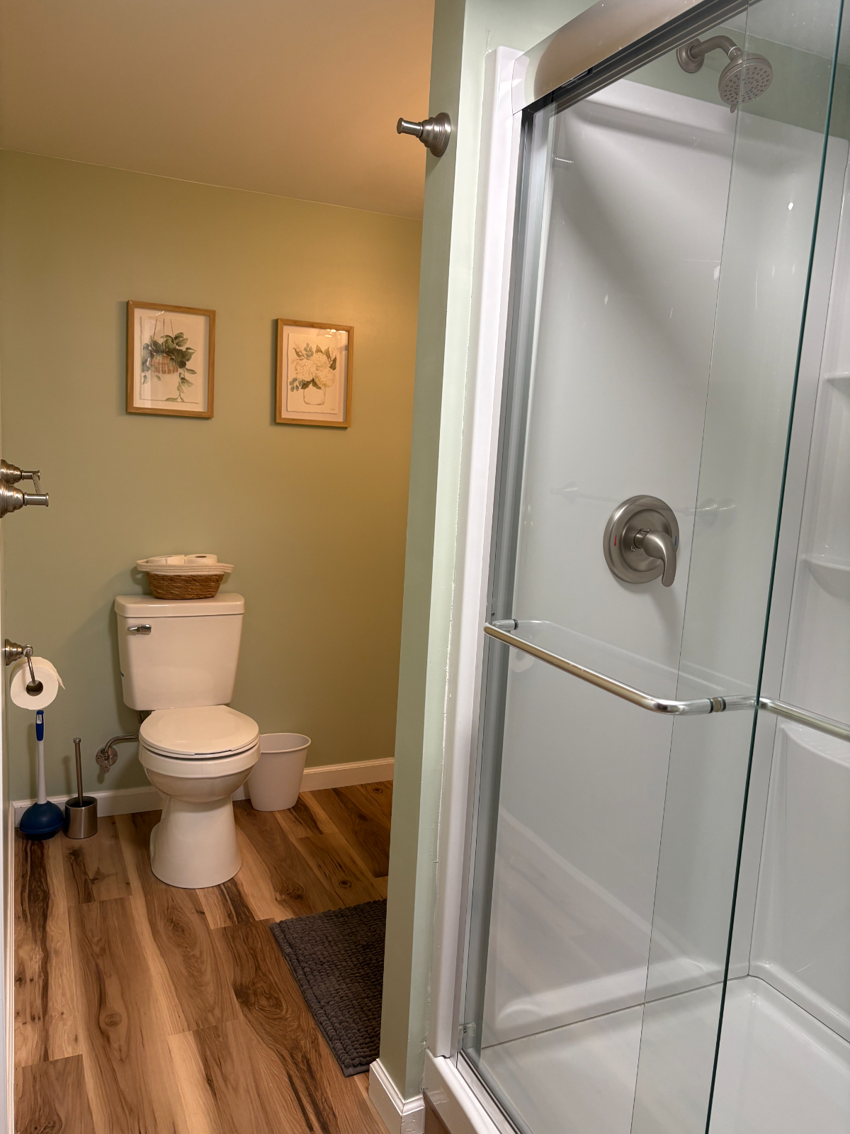 Private Apartment in quiet setting - Photo 11