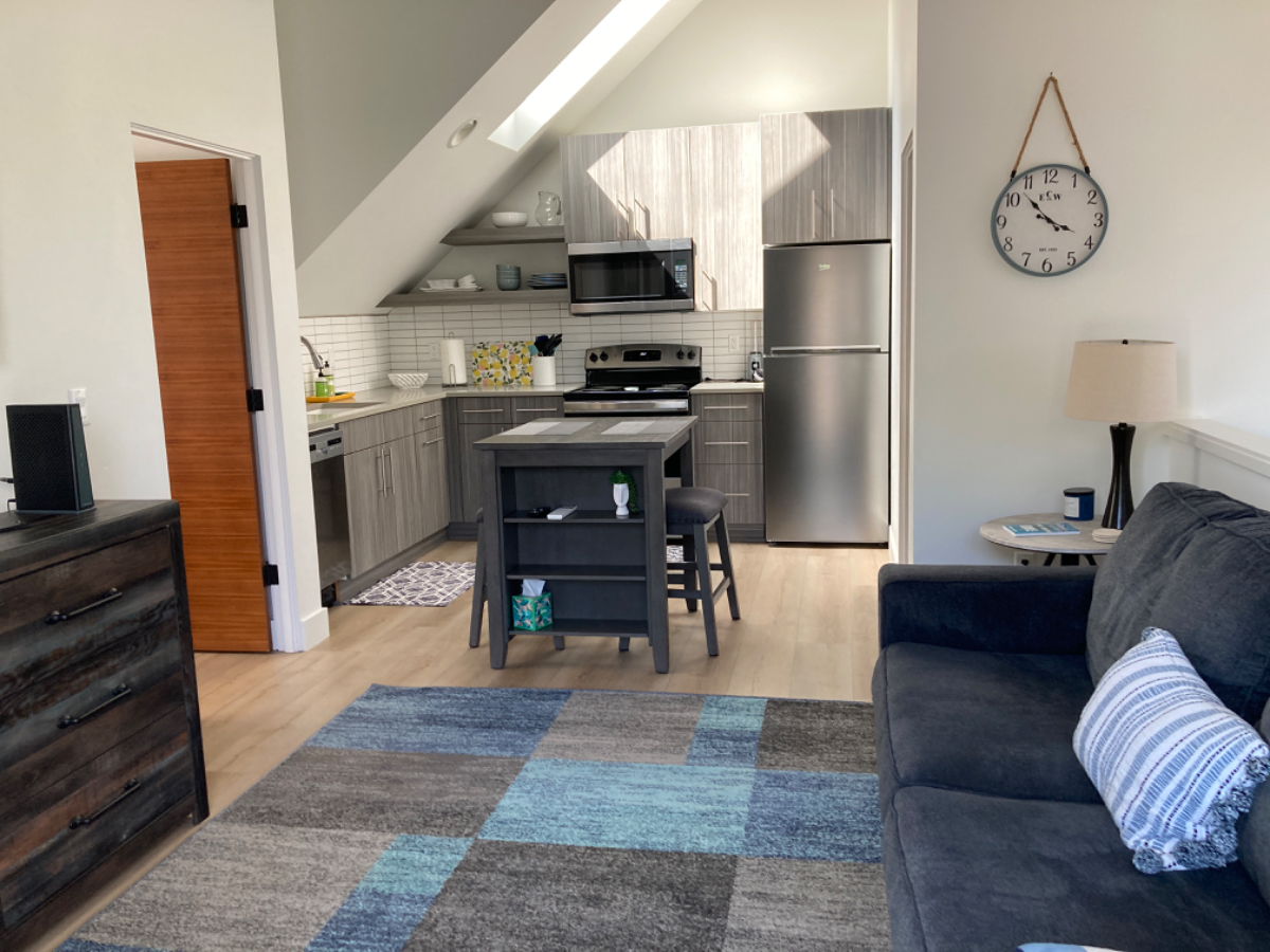 Galveston Getaway Prime location in NW Bend. Check us out. 1BR fully furnished with private parking. - Photo 3