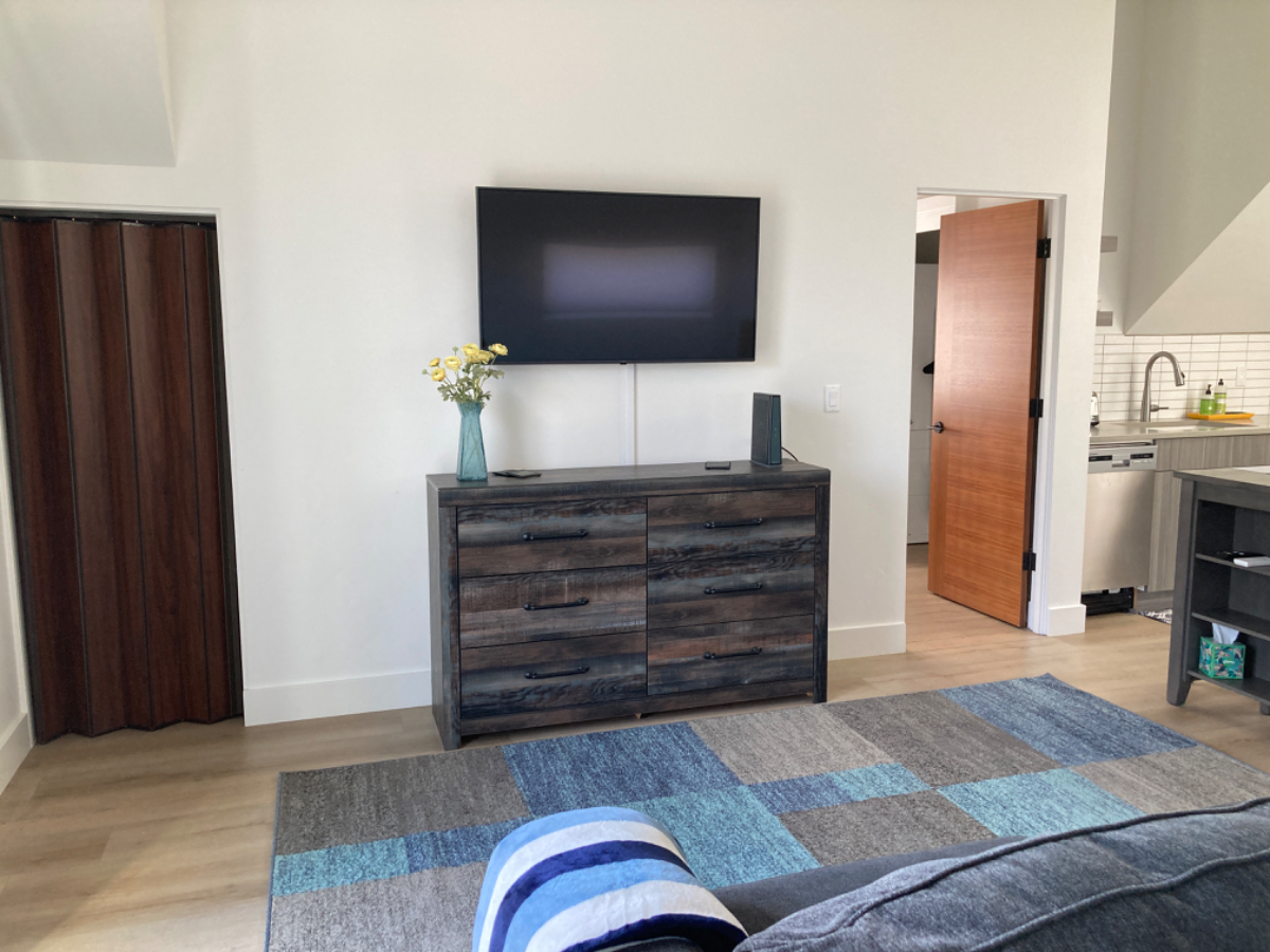 Galveston Getaway Prime location in NW Bend. Check us out. 1BR fully furnished with private parking. - Photo 6