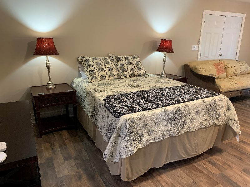 Studio Apt on Main Level of House with Laundry