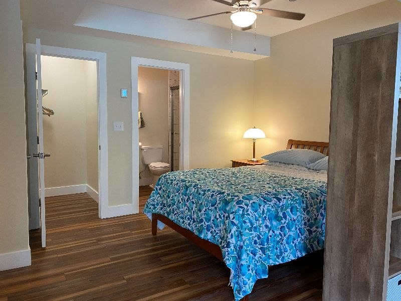 Modern Studio with off-street parking in Belmont - Photo 4