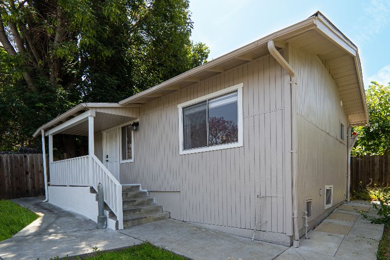 Cozy Hillside Bungalow - Photo 2