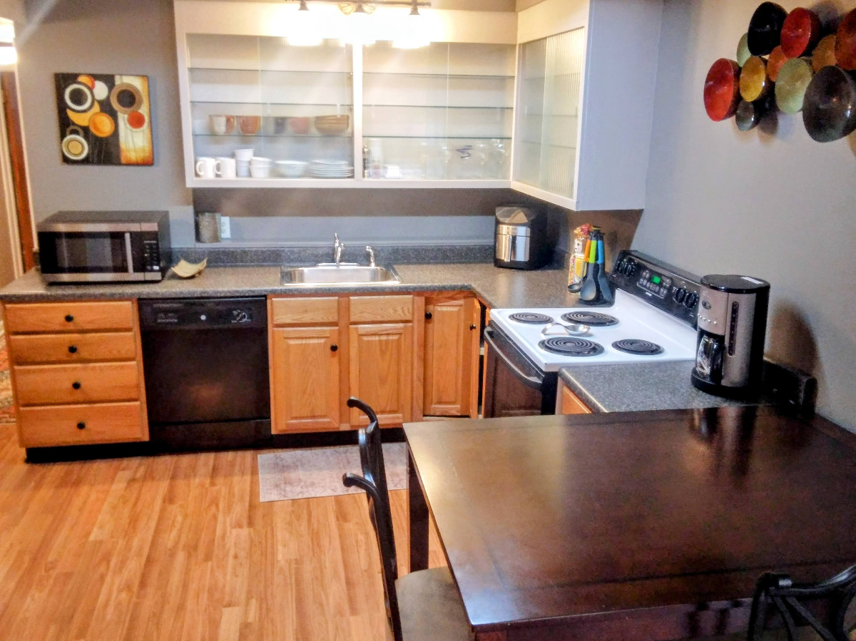 Smart, Cozy Ground-Floor Studio. Apt 3 - Photo 2