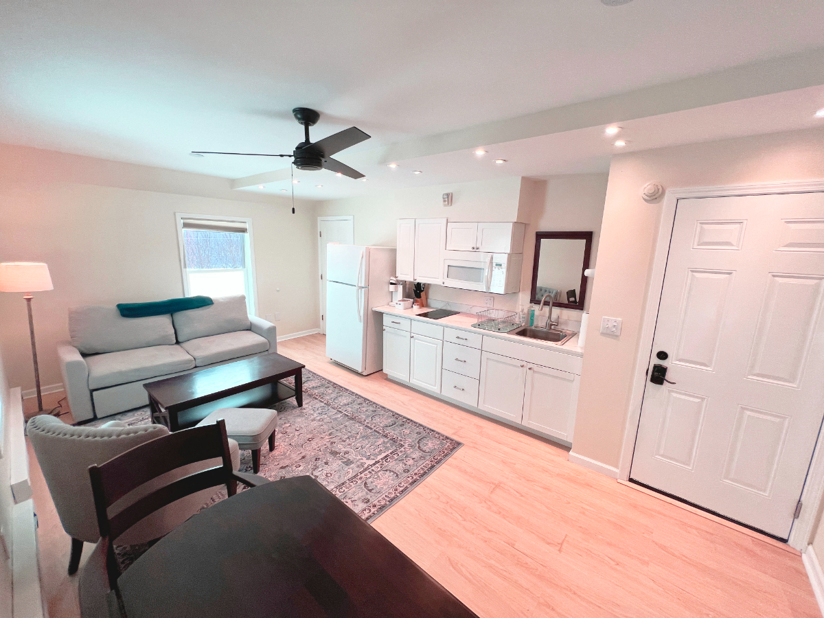 The Farm2 - Huge 1 Bedroom Apt - Washer/Dryer - Photo 3