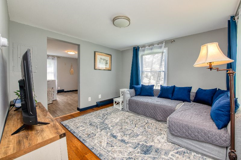 Newly Renovated 2 Bedroom Apartment - Photo 2