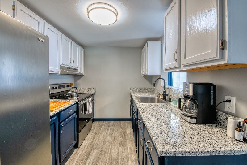 Newly Renovated 2 Bedroom Apartment - Photo 3